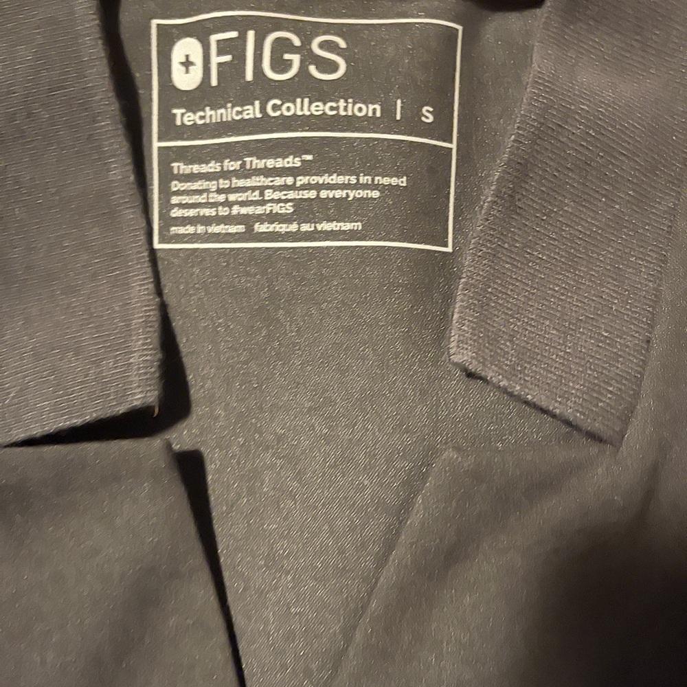 Figs scrub top in black